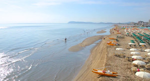 spiaggia_estate_mattina_aerea_hd
